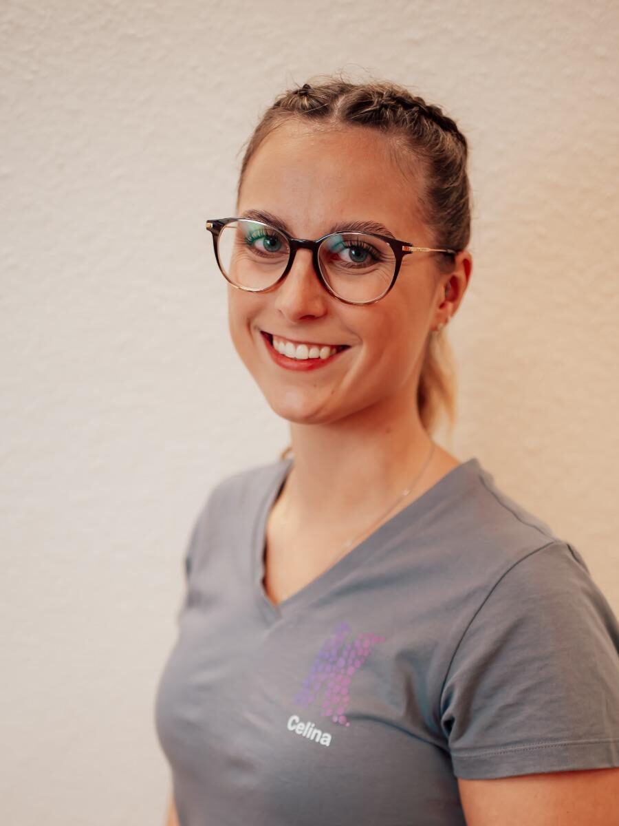 celina-koerperliebe Celina Hunold ist staatlich examinierte Physiotherapeutin, Lymphdrainage- und Ödemtherapeutin sowie angehende Manualtherapeutin.